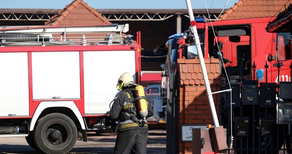 Policja będzie wyjaśniać przyczynę wczorajszego pożaru składowiska tekstyliów i tworzyw sztucznych na terenie jednego z zakładów w Bytomiu. Akcja strażaków trwała tam także w niedzielę. 