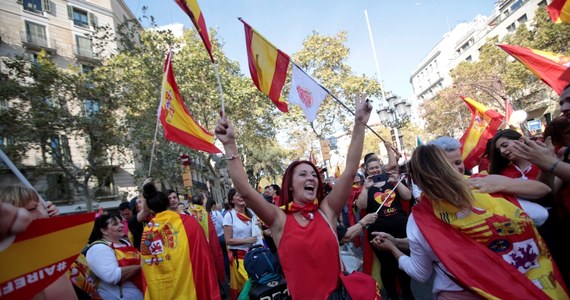 Kilkadziesiąt tysięcy osób wzięło w niedzielę udział w centrum Barcelony, stolicy Katalonii, w pokojowej manifestacji na rzecz jedności Hiszpanii. Uczestnicy domagali się powstrzymania dążeń separatystów do secesji regionu od reszty kraju.