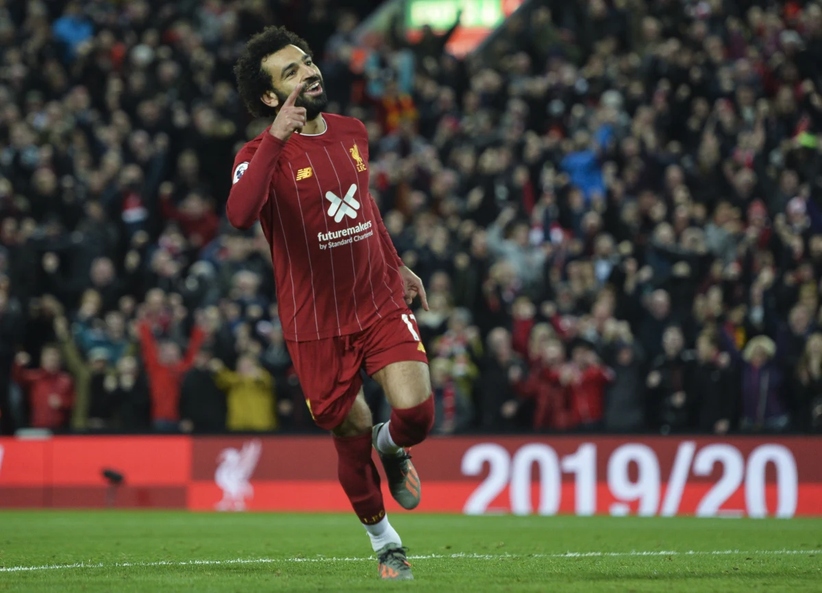 Piłkarze Liverpoolu pokonali na własnym stadionie Tottenham Hotspur 2:1 i umocnili się na prowadzeniu w tabeli angielskiej ekstraklasy. Nad zajmującym drugie miejsce i broniącym tytułu Manchesterem City mają sześć punktów przewagi.