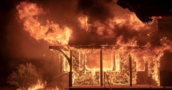 Z powodu pożarów w Kalifornii ewakuowano już prawie 200 tys. ludzi. Gubernator stanu Gavin Newsom ogłosił w niedzielę stan wyjątkowy w związku z pożarami, które z powodu silnych wiatrów od kilku dni bardzo szybko się rozprzestrzeniają.