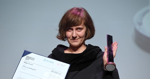 Olga Hund została laureatką Nagrody Conrada za debiut literacki w roku 2018. Jury doceniło młodą autorkę za książkę „Psy ras drobnych”, która przedstawia historie kobiet leczących się w szpitalu psychiatrycznym. Nagrodę przyznano po raz piąty.