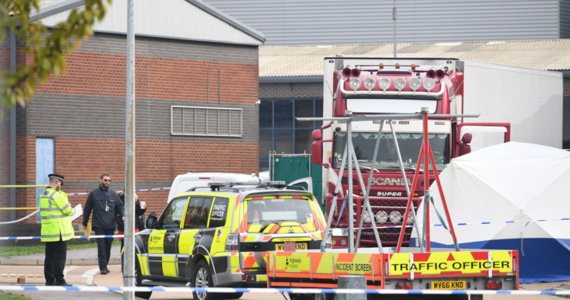 Zatrzymany w sobotę w Dublinie mężczyzna jest w kręgu osób podejrzanych w ramach śledztwa dotyczącego śmierci 39 osób, których ciała znaleziono w ubiegłym tygodniu w ciężarówce w hrabstwie Essex - poinformowała w poniedziałek brytyjska policja.
