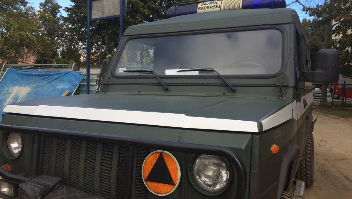 Ewakuacja zespołu szkół w Żorach w województwie śląskim. Na miejsce wezwano saperów.