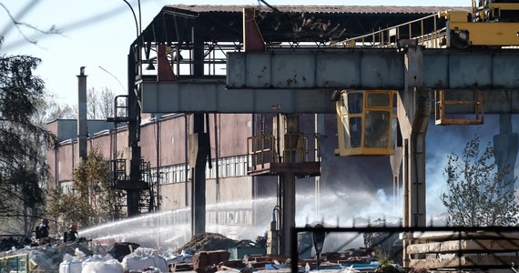 Już ponad 40 godzin trwa akcja strażaków w Bytomiu-Stroszku. Są tam od sobotniego popołudnia, kiedy to wybuchł pożar na składowisku odpadów. Dochodzenie w tej sprawie rozpoczęła już także policja.