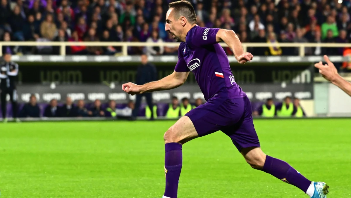 Fiorentina przegrała na własnym boisku z Lazio Rzym, a decydująca bramka autorstwa Ciro Immobile padła w ostatniej minucie regulaminowego czasu gry. Tuż po meczu emocji na wodzy nie potrafił utrzymać Franck Ribery, którego najprawdopodobniej czeka dotkliwa kara.