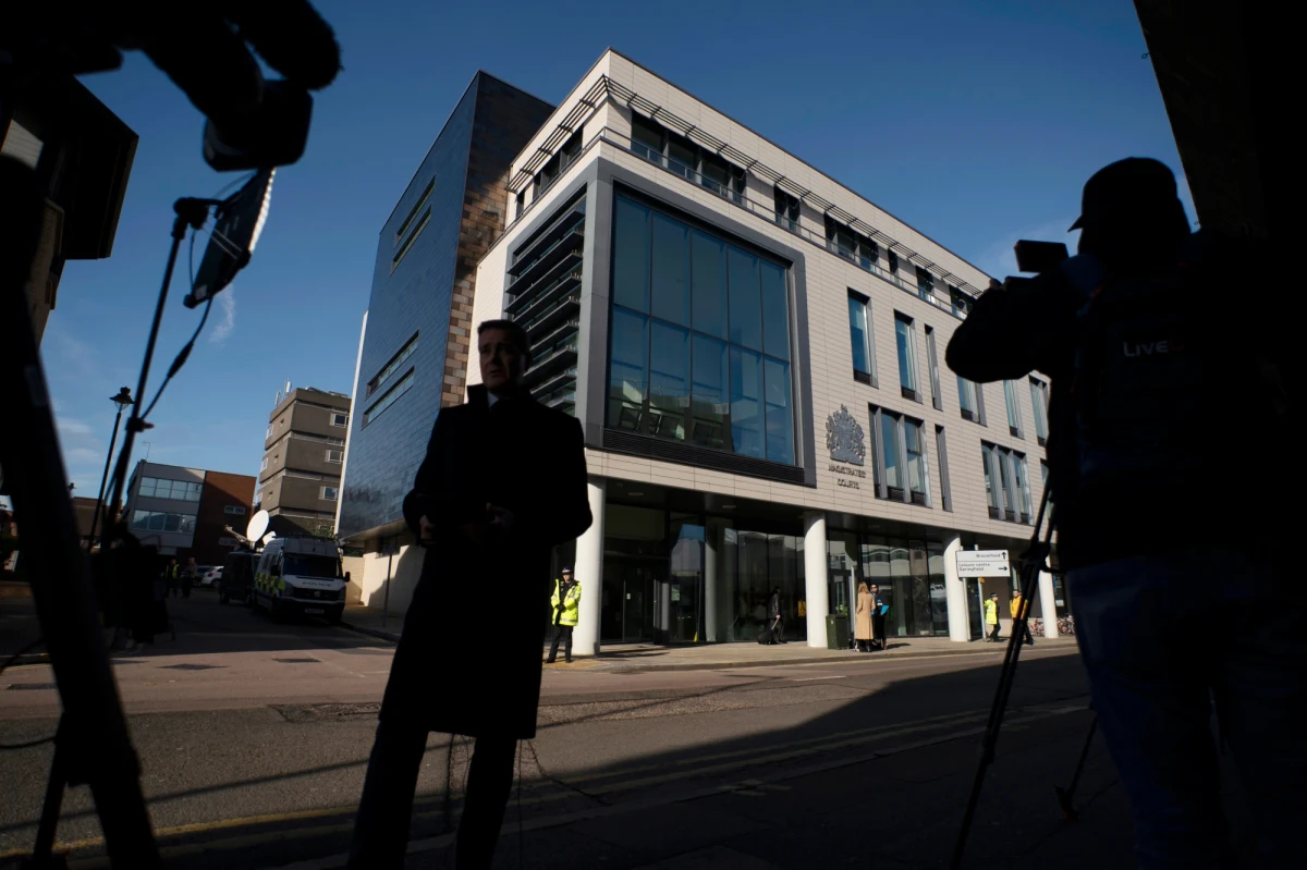 Kierowca ciężarówki, w której w środę na terenie parku przemysłowego w południowo-wschodniej Anglii znaleziono ciała 39 imigrantów z Azji, po raz pierwszy odpowiadał dzisiaj na pytania sądu. Rozprawa miała jedynie wstępny charakter i sprowadzała się do potwierdzenia tożsamości i adresu zamieszkania podejrzanego. Dlatego też 25-letni Maurice Robinson nie pojawił się osobiście w sądzie magistrackim w Chelmsford: przebywając w areszcie, odpowiadał na pytania sędziów za pośrednictwem łącza wideo.