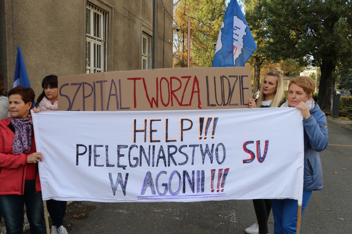 Przedstawicielki pielęgniarek i położnych Szpitala Uniwersyteckiego w Krakowie pikietowały w poniedziałek przed siedzibą szpitala. Domagają się podniesienia zasadniczego wynagrodzenia nie o 1320 zł, a o 1500 zł. Ich zdaniem publiczne środki, przeznaczone na wzrost wynagrodzeń, są źle dysponowane. Dyrekcja jednak zapewnia, że wszystkie środki rozliczane są prawidłowo. 
