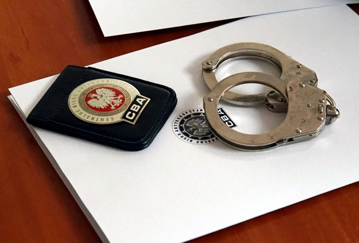 Burmistrz warszawskich Włoch Artur W. we wtorek został zatrzymany przez Centralne Biuro Antykorupcyjne. Mężczyzna zasiada w radzie nadzorczej Przedsiębiorstwa Gospodarki Maszynami Budownictwa. Jak wynika z jego oświadczenia majątkowego, z tego tytułu w 2018 roku osiągnął dochód w wysokości ponad 40 tys. zł.