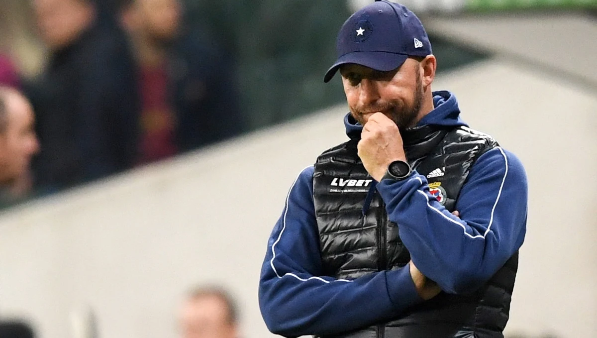 Po niedzielnej klęsce piłkarzy Wisły Kraków 0:7 z Legią Warszawa w meczu 13. kolejki pojawiły się spekulacje o możliwej dymisji trenera Macieja Stolarczyka. Władze "Białej Gwiazdy" w wydanym oświadczeniu wykluczyły jednak taki scenariusz.