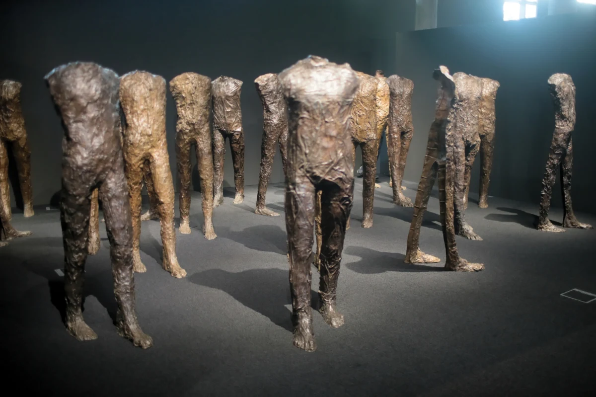 Padł nowy rekord na polskim rynku sztuki! Za ponad 8 mln złotych wylicytowano instalację "Caminando", na którą składa się 20 rzeźb autorstwa Magdaleny Abakanowicz. 