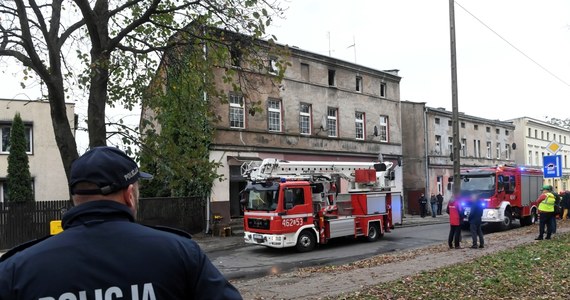 ​Sąd aresztował na 2 miesiące 60-letniego mieszkańca kamienicy w Inowrocławiu, w której wczoraj doszło do tragicznego pożaru. Zginęły w nim 4 osoby - matka i jej trzy córeczki. Mężczyzna usłyszał zarzut nieumyślnego sprowadzenia pożaru, którego skutkiem była śmierć ludzi.