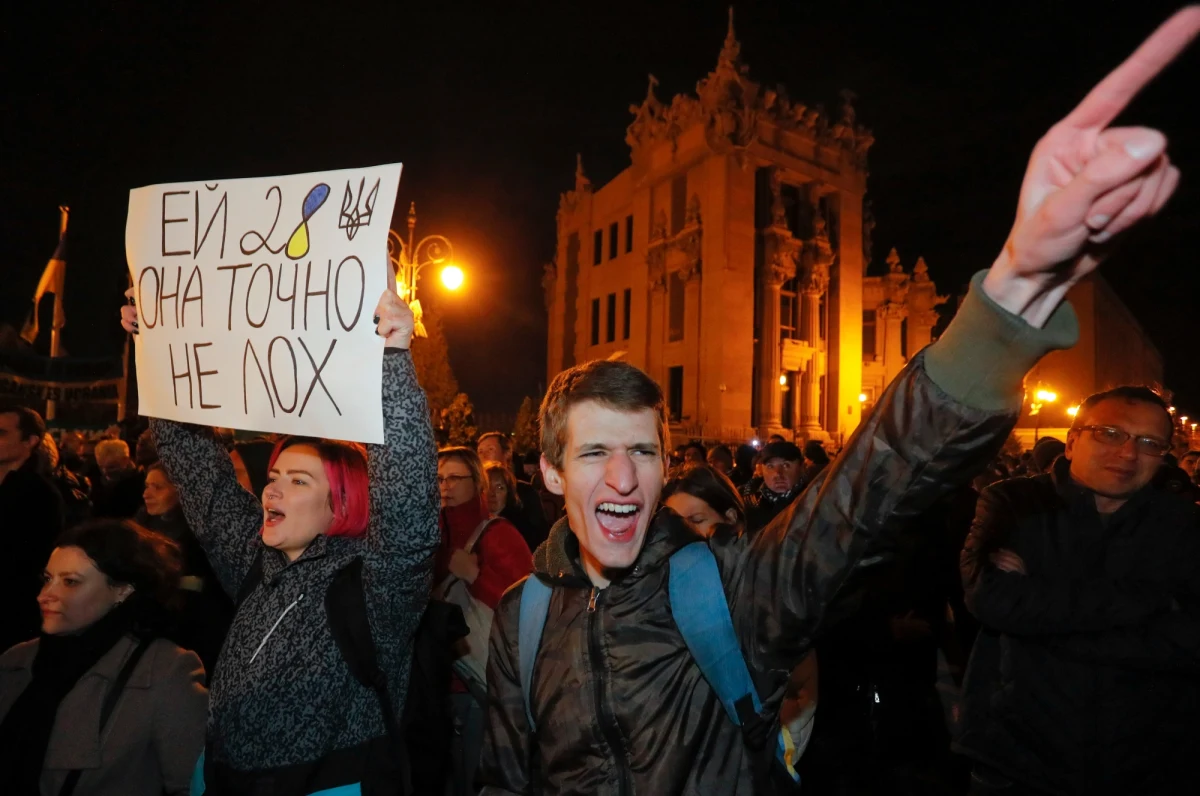 Około 1000 osób zebrało się w Kijowie pod siedzibą prezydenta, aby protestować przeciwko wycofaniu wojsk z Donbasu, co jest jednym z warunków przyjętej przez władze tzw. "formuły Steinmeiera" ws. uregulowania konfliktu na wschodzie kraju. Uczestnicy protestu są zdania, że formuła Steinmeiera oznacza kapitulację przed Rosją oraz zagrożenie dla życia proukraińskich mieszkańców Donbasu, a także ukraińskich wojskowych, którzy mogliby zginąć w razie rosyjskiej ofensywy.
