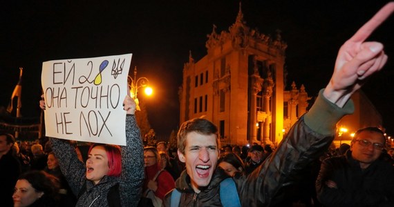 Około 1000 osób zebrało się w Kijowie pod siedzibą prezydenta, aby protestować przeciwko wycofaniu wojsk z Donbasu, co jest jednym z warunków przyjętej przez władze tzw. "formuły Steinmeiera" ws. uregulowania konfliktu na wschodzie kraju. Uczestnicy protestu są zdania, że formuła Steinmeiera oznacza kapitulację przed Rosją oraz zagrożenie dla życia proukraińskich mieszkańców Donbasu, a także ukraińskich wojskowych, którzy mogliby zginąć w razie rosyjskiej ofensywy.
