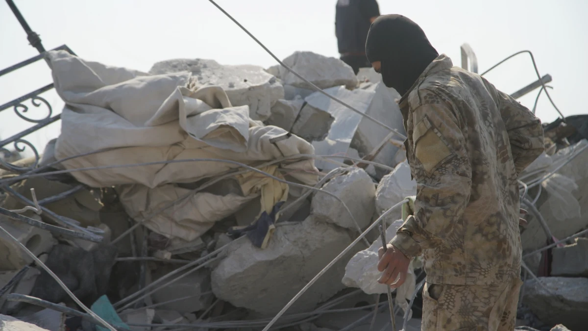 Źródła "Washington Post" potwierdzają, że operacja amerykańskich służb specjalnych, w której zabito przywódcę Państwa Islamskiego Abu Bakra al-Bagdadiego, powiodła się dzięki informatorowi z bliskiego otoczenia terrorysty. Chodzi o byłego członka ISIS. Stacja telewizyjna NBC podała wcześniej, że Abu Bakr al-Bagdadi został zdradzony przez człowieka ze swojego najbliższego otoczenia. Osoba ta była tak blisko przywódcy ISIS, że była w stanie ukraść i przekazać Amerykanom bieliznę Bagdadiego. Po potwierdzeniu DNA, siły amerykańskie uderzyły na jego kryjówkę. Jej położenie miała wcześniej zdradzić CIA jedna z żon. Lider Państwa Islamskiego zginął po zdetonowaniu kamizelki z materiałami wybuchowymi, jaką miał na sobie.