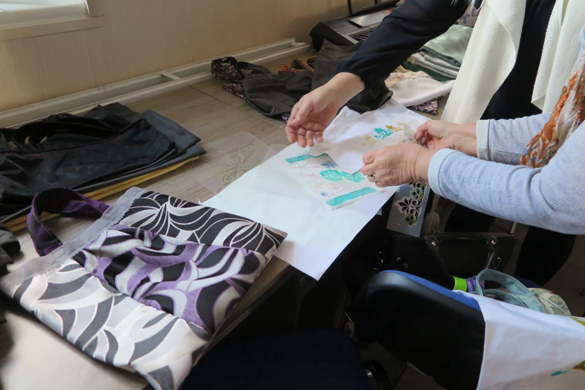 Za cel mają wyprzeć z gminy wszystkie foliówki. Już ponad 1200 toreb uszyły seniorki z Nowego Warpna w Zachodniopomorskiem. Ekologiczne i wielorazowego użytku worki szyją z resztek materiałów. Chcą, żeby ich torby podbiły całą okolicę.