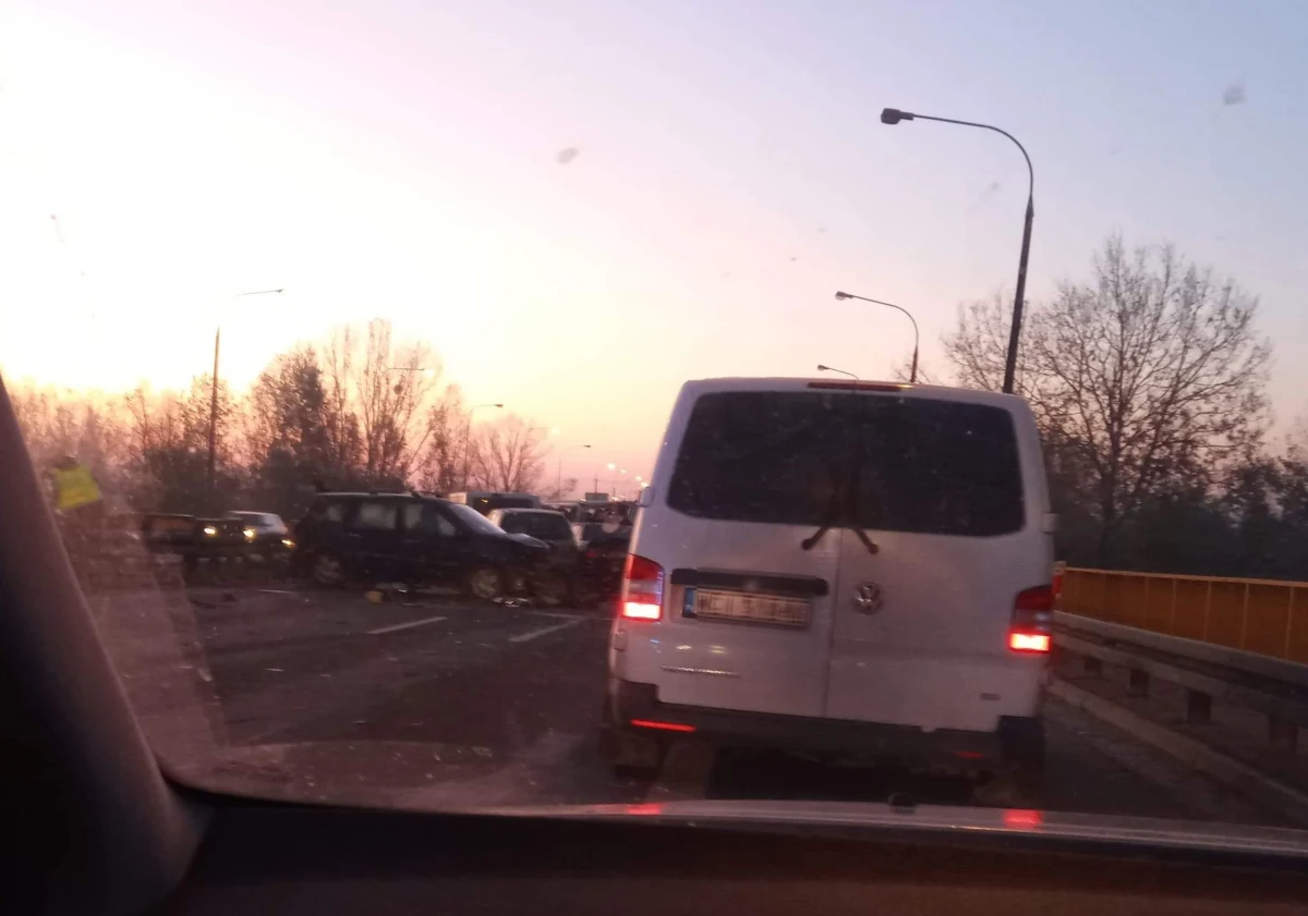 Na moście na Wiśle w miejscowości Zakroczym na Mazowszu doszło do karambolu. O poranku we mgle zderzyło się 7 samochodów. Nikt nie ucierpiał, ale przejazd trasą S7 jest utrudniony. 