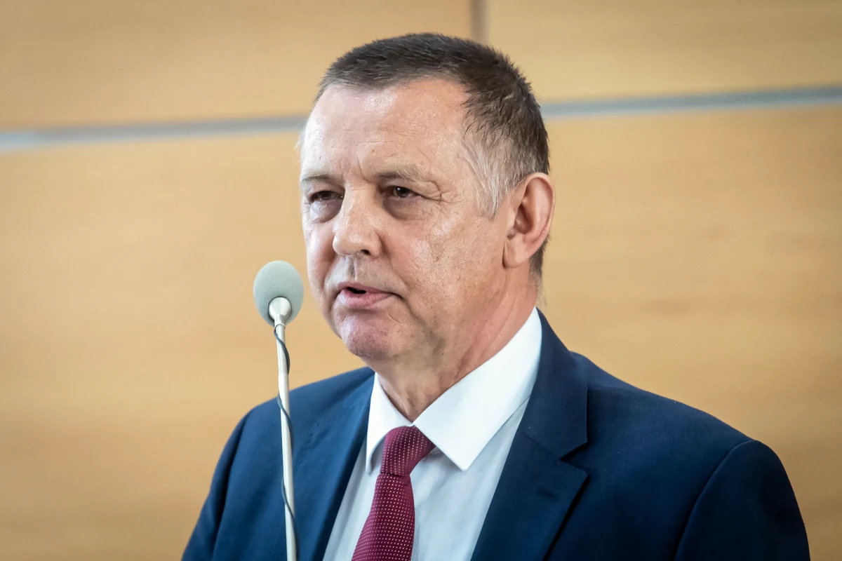 Wszystkie moje nieruchomości nabyłem na podstawie aktów notarialnych w sposób uczciwy i zgodny z prawem, w tym również kamienicę, która stała się powodem ataku na moją osobę - napisał prezes NIK Marian Banaś w oświadczeniu. Pismo zostało opublikowane na stronie Najwyższej Izby Kontroli. "Kamienicę i dom letniskowy nabyłem od byłego żołnierza AK i Kedywu; razem działaliśmy na rzecz wolnej i niepodległej Polski" -zapewnił Banaś. "Łączenie mnie z działalnością osób podejrzanych o popełnienie przestępstw karno-skarbowych, a zatrudnionych wcześniej w resorcie finansów, jest manipulacją i nadużyciem" - dodał prezes NIK.