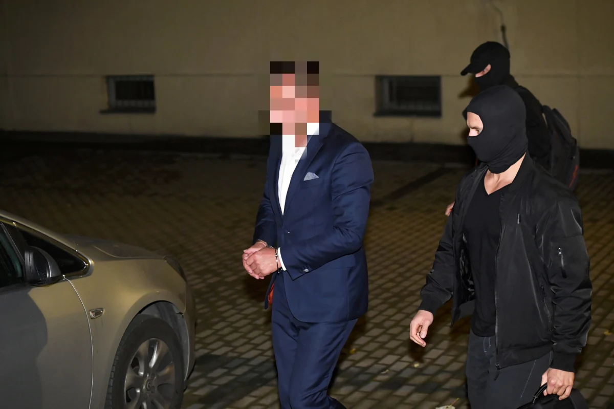 Zarząd Platformy Obywatelskiej wykluczył Artura W. z szeregów partii. Taką informację przekazał rzecznik PO Jan Grabiec. Mężczyzna może stracić także stanowisko burmistrza dzielnicy Włochy. Artur W. usłyszał zarzut przyjęcia łapówki w wysokości 200 tysięcy złotych. Został przyłapany na gorącym uczynku przez agentów CBA. Kulisy akcji agentów ujawnił dziennikarz RMF FM. Turecki biznesmen torbę z pieniędzmi wrzucił przez okno do służbowego auta samorządowca, następnie panowie się rozjechali. Turek pojechał do restauracji. Burmistrz dzielnicy Włochy do garażu w domu teścia, by tam ukryć pieniądze. 