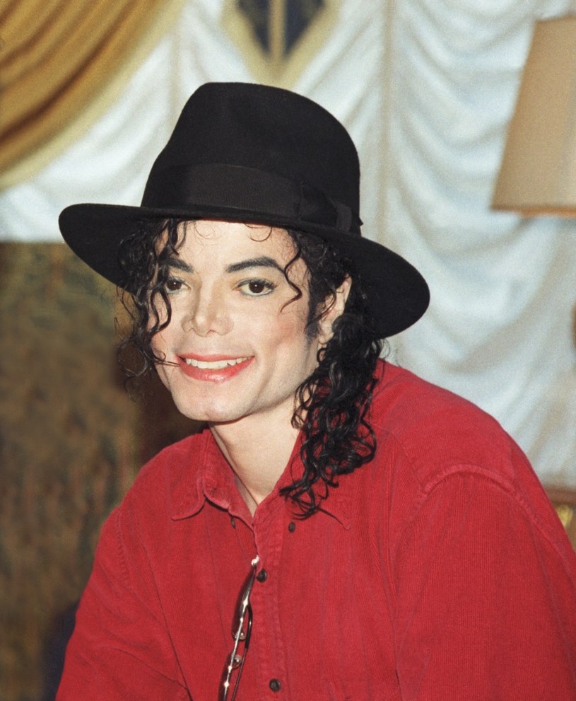 Prince Jackson, 22-letni syn Michaela Jacksona, przyznał, że wciąż czuje wokół siebie obecność sławnego ojca. Dodał także, jak udaje mu się spełniać życzenie zmarłego w 2009 roku taty. 