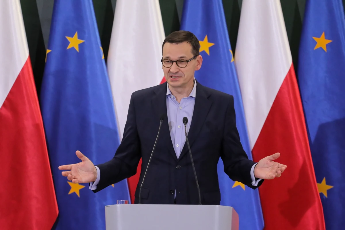 
"W ciągu 100 dni od powołania nowy rząd przedstawi plan zrównania dopłat polskich rolników z europejskimi, program bezpłatnych badań profilaktycznych dla Polaków oraz ustawę zapewniającą dodatkowe 13 świadczenia emerytalne" - zapowiedział w środę w Ciechanowie premier Mateusz Morawiecki.