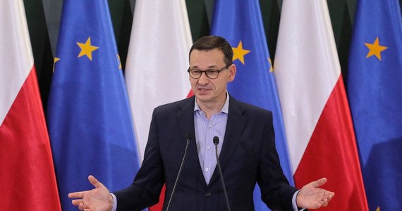 
"W ciągu 100 dni od powołania nowy rząd przedstawi plan zrównania dopłat polskich rolników z europejskimi, program bezpłatnych badań profilaktycznych dla Polaków oraz ustawę zapewniającą dodatkowe 13 świadczenia emerytalne" - zapowiedział w środę w Ciechanowie premier Mateusz Morawiecki.