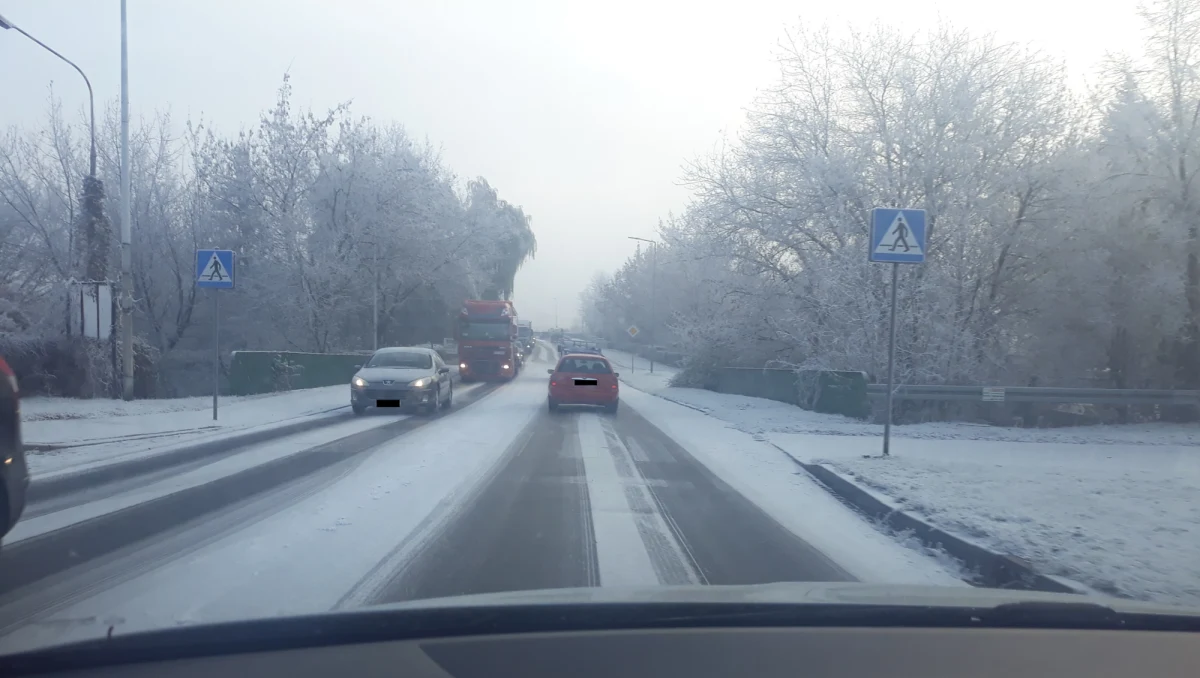 Jeszcze nie rozpoczął się listopad, a w wielu miejscach w Polsce temperatura spadła kilka stopni poniżej zera. Na zdjęciach i wiadomościach, które dostajemy na Gorącą Linię RMF FM, słuchacze piszą, że w niektórych miejscach termometry wskazują -10 stopni Celsjusza.