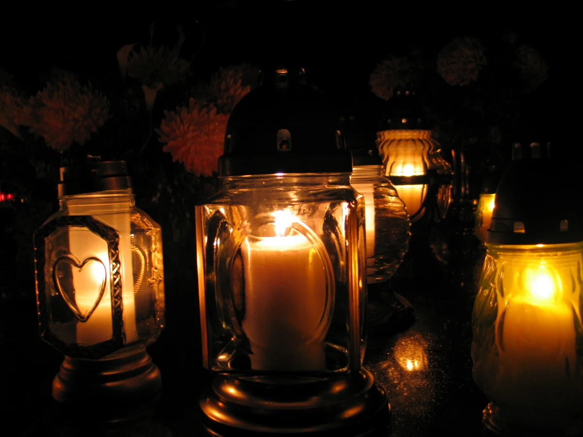 1 listopada obchodzimy Dzień Wszystkich Świętych, co oznacza, że w okolicach cmentarzy będzie panował wzmożony ruch. Sprawdź, jakie zmiany czekają nas w organizacji ruchu drogowego w obrębie krakowskich cmentarzy.