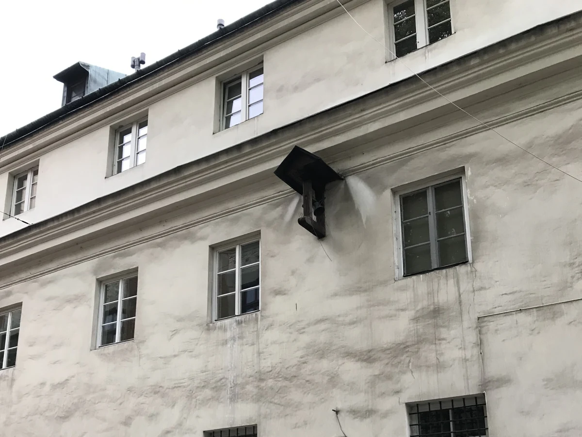 Ich historia sięga średniowiecza, a pierwsze wzmianki w źródłach pojawiły się XV wieku. Tradycja była charakterystyczna dla terenów Niemiec, głównie Norymbergi, stamtąd przywędrowała na naszej tereny, w tym do Krakowa. Dzwonki zaczęły pojawiać się na ścianach kościołów parafialnych i klasztorów.