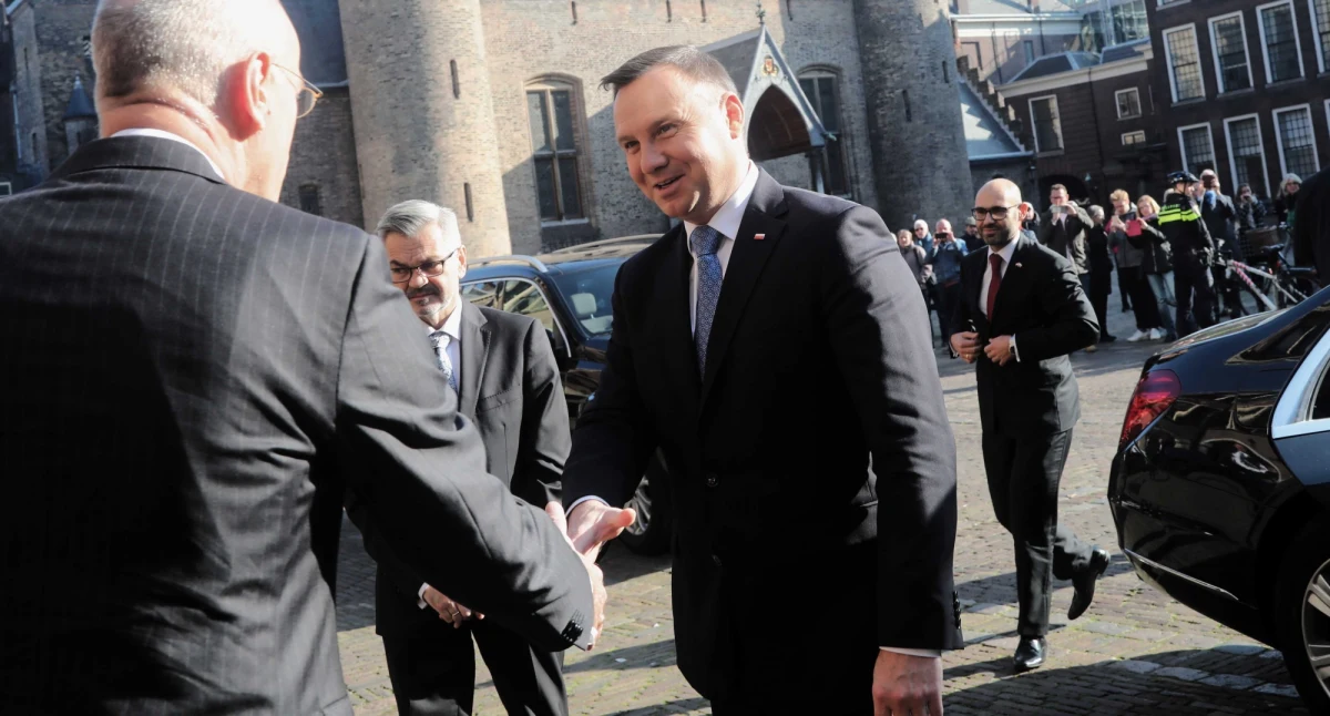 Profesor Piotr Hofmański – pierwszy Polak zasiadający w Międzynarodowym Trybunale Karnym w Hadze – odmówił udziału w spotkaniu Andrzeja Dudy z szefem tego trybunału Chilem Eboe-Osujim - ustalili reporterzy RMF FM. Prezydent odwiedził trybunał haski przy okazji oficjalnej wizyty w Holandii. To międzynarodowa instytucja powołana do sądzenia osób oskarżanych o popełnienie najcięższych zbrodni. "Nie szanuję postawy, którą reprezentuje głowa państwa. Uznałem, że mój udział – chociaż byłem zapraszany do udziału w spotkaniu – nie jest niezbędny" – mówi tylko w RMF FM sędzia Hofmański. Rzecznik prezydenta Błażej Spychalski podkreśla, że spotkanie odbyło się na zaproszenie władz MTK i podkreśla, że Andrzej Duda spotkał się z pracownikami administracyjnymi, którzy pochodzą z Polski.