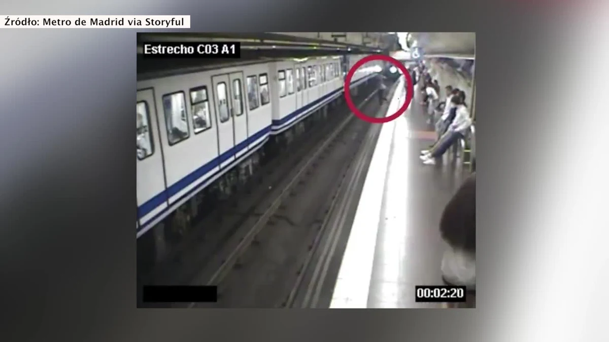 W madryckim metrze nie od dziś widnieją prośby oraz ostrzeżenia przed używaniem telefonów komórkowych. Młoda kobieta nic sobie jednak nie robiła z tabliczek. Zapatrzona w ekran przechodziła przez peron. Nawet nie zauważyła, że pod nogami zaczyna brakować jej gruntu…
