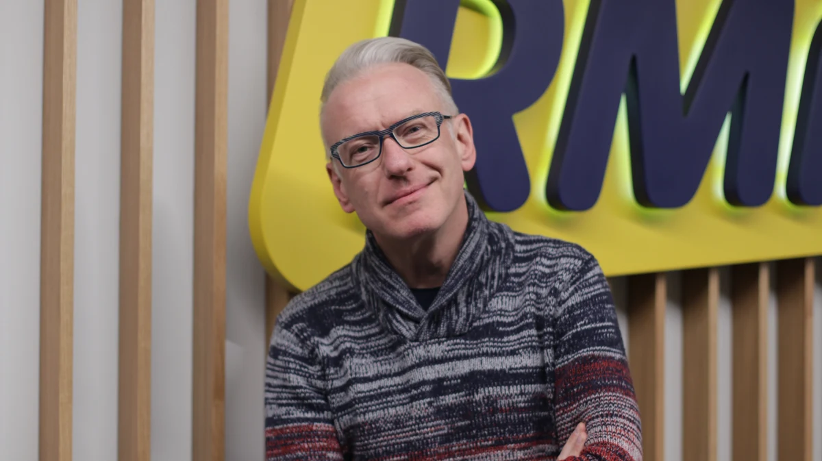 „Raczej nie liczę na życie pozagrobowe. Myślę, że mam to jedno, tutaj, muszę je wykorzystać. Mówię sobie: dobrą drogą dojść do śmierci” – mówi w Popołudniowej rozmowie w RMF FM reportażysta, laureat Literackiej Nagrody Nike 2019 Mariusz Szczygieł. Jak dodaje: „Byłoby wspaniale, gdyby każdy z nas mógł jak najdłużej po swojej śmierci u kogoś w głowie mieszkać. To jest jedyne życie pozagrobowe”.