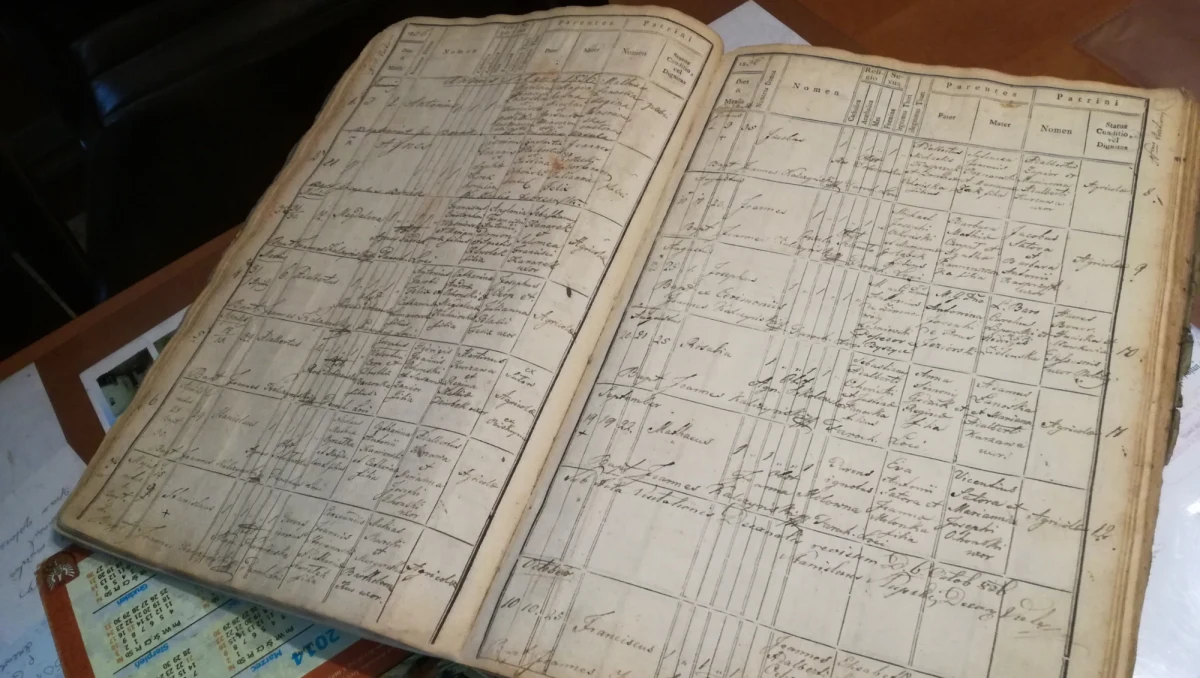 "Ludzie mają potrzebę odtworzyć swoje drzewo genealogiczne z czystej ciekawości, czy dla opracowania faktów historycznych na temat swojej rodziny" – mówi w rozmowie z RMF FM ks. Robert Jończyk, proboszcz parafii św. Marcina w Biskupicach. Jak dodaje, coraz częściej do parafii zgłaszają się osoby, które w księgach parafialnych chcą odnaleźć informacje na temat swoich przodków.