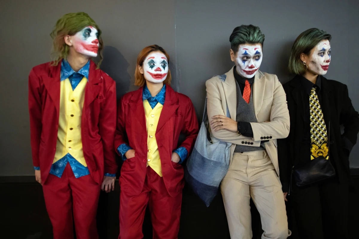 Po kilku godzinach napięć policja w Hongkongu użyła w czwartek gazu łzawiącego, by rozpędzić antyrządową demonstrację w pobliżu barowej dzielnicy Lan Kwai Fong w centrum miasta, gdzie trwała impreza halloweenowa. Niespokojnie było również na półwyspie Koulun.