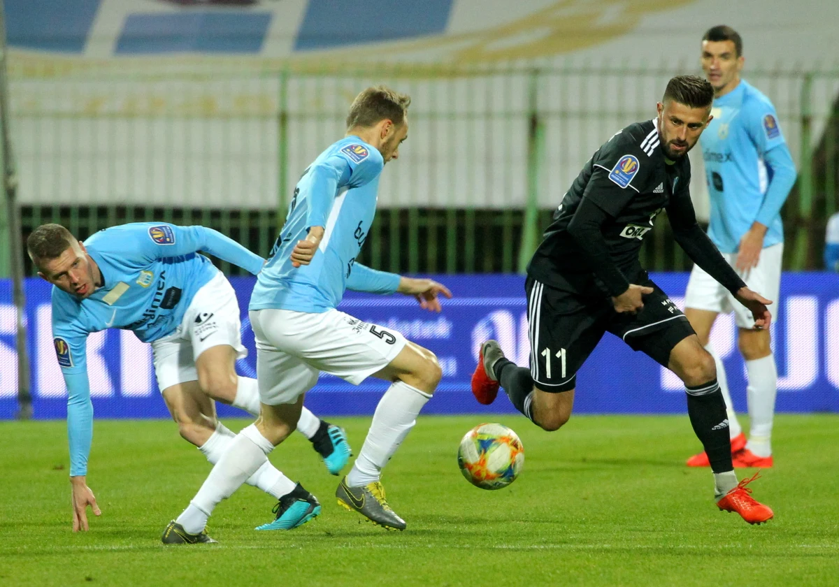 W ostatnim meczu 1/16 finału piłkarskiego Pucharu Polski liderująca tabeli Ekstraklasy Wisła Płock sensacyjnie przegrała na wyjeździe z pierwszoligowym Stomilem Olsztyn. Przez ponad 120 minut gry kibice nie zobaczyli bramek, więc losy pojedynku rozstrzygnąć musiały rzuty karne. Dzień wcześniej natomiast z rozgrywkami pożegnał się trzeci obecnie zespół najwyższego szczebla: Pogoń Szczecin, która uległa mieleckiej Stali.