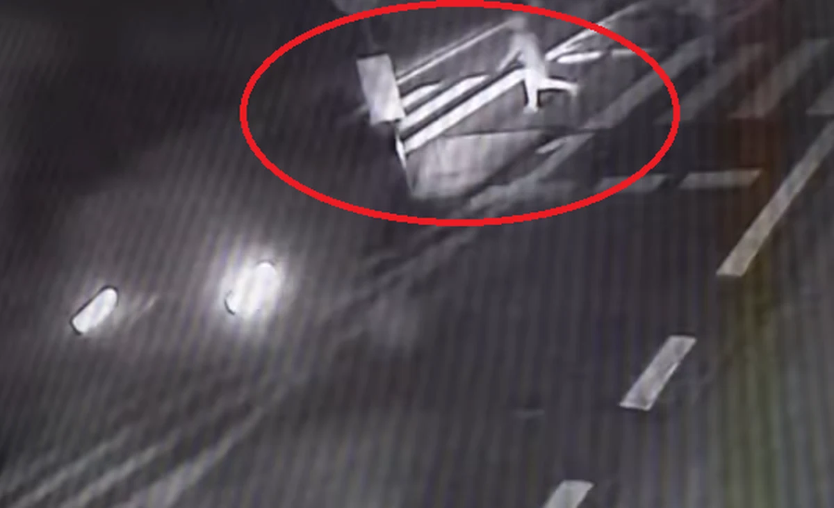 Policja zatrzymała 21-latka, który w czwartek wieczorem potrącił 11-letnią dziewczynkę na pasach w Borównie na Dolnym Śląsku. Mężczyzna przyznał się do winy. Dziecko jest w szpitalu. W czwartek po wypadku zbiegł, a następnie zadzwonił na policję i zgłosił rzekomą kradzież samochodu. 