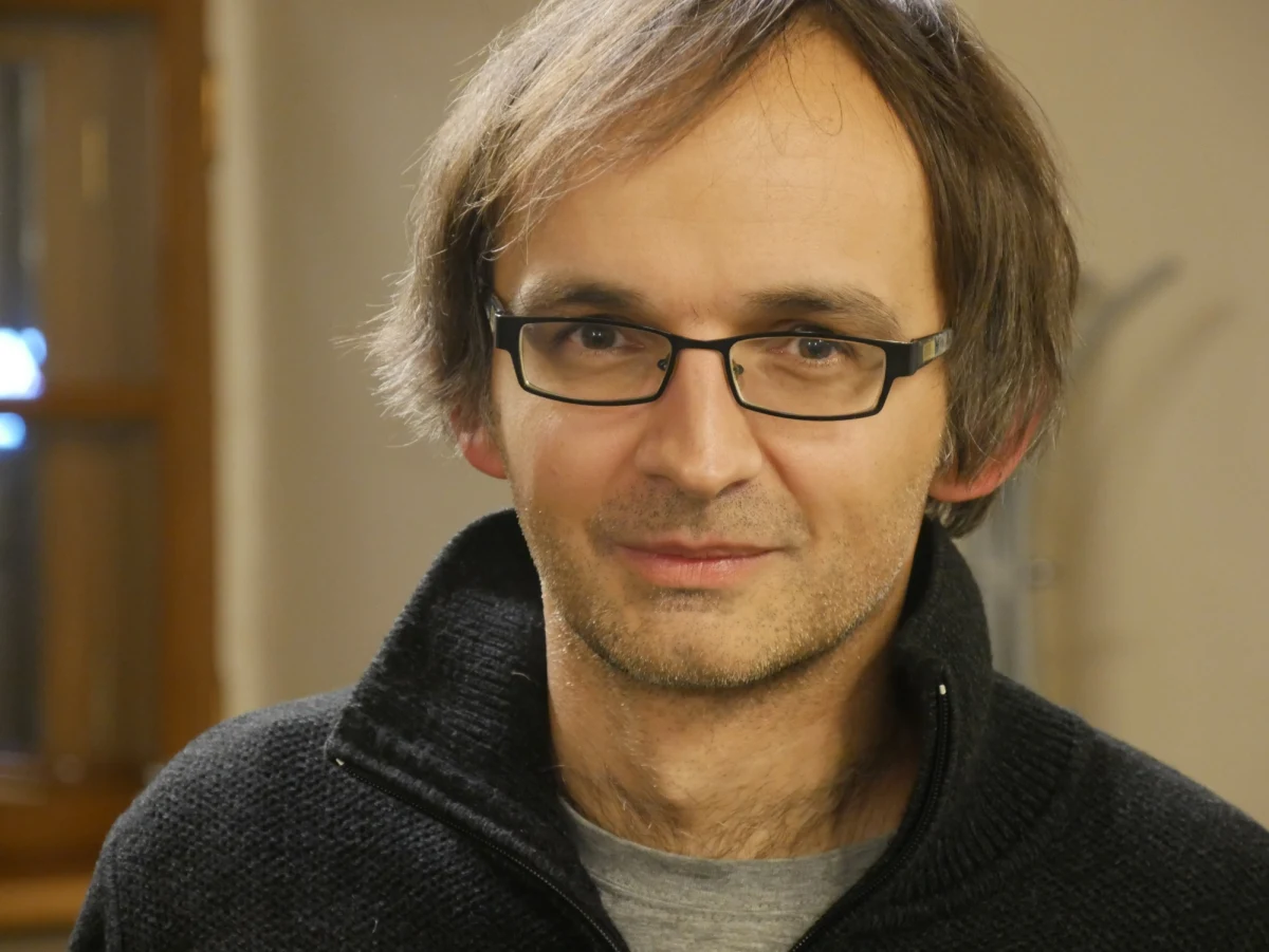 Kiedy pamiętamy o osobach zmarłych, spełniamy w jakiś sposób obowiązek wobec nich. Wielu filozofów mówiło bowiem słusznie, że zapominanie to jakby zadawanie im drugiej śmierci. Ale pamięć służy też nam samym i to z wielu powodów. Związek między pamięcią i tożsamością jest niesłychanie głęboki. Pamięć tworzy nas samych – mówi RMF FM prof. Wojciech Załuski z Katedry Filozofii Prawa i Etyki Prawniczej Uniwersytetu Jagiellońskiego. Prof. Załuski specjalizuje się w filozofii prawa, etyce, i psychologii moralnej. Jest autorem kilkunastu monografii, miedzy innymi książki "Etyka pamięci".