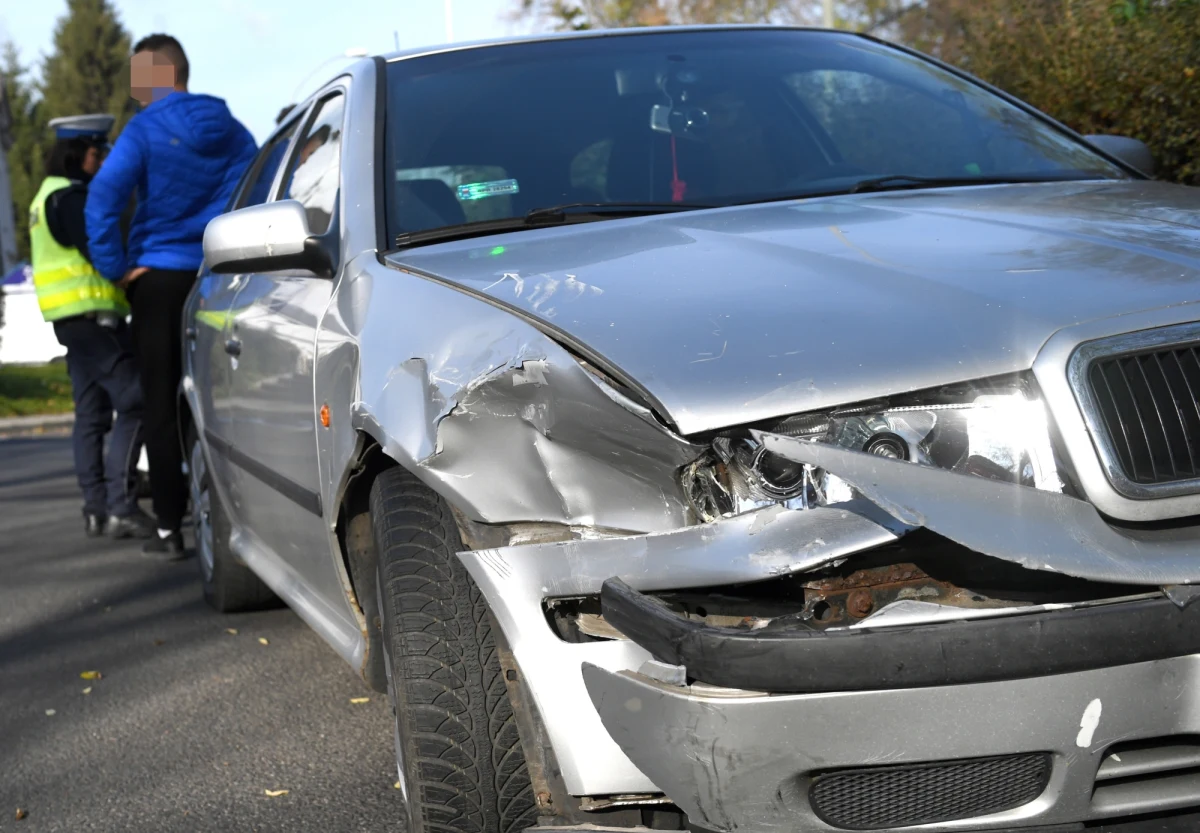 W czwartek i piątek doszło do 141 wypadków, w których zginęło 9 osób, a 185 zostało rannych - wynika ze statystyk Komendy Głównej Policji. Funkcjonariusze zatrzymali 485 nietrzeźwych kierowców. Do niedzielnego wieczora na drogach potrwa akcja "Znicz". Policja niezmiennie apeluje o rozsądek za kółkiem. 