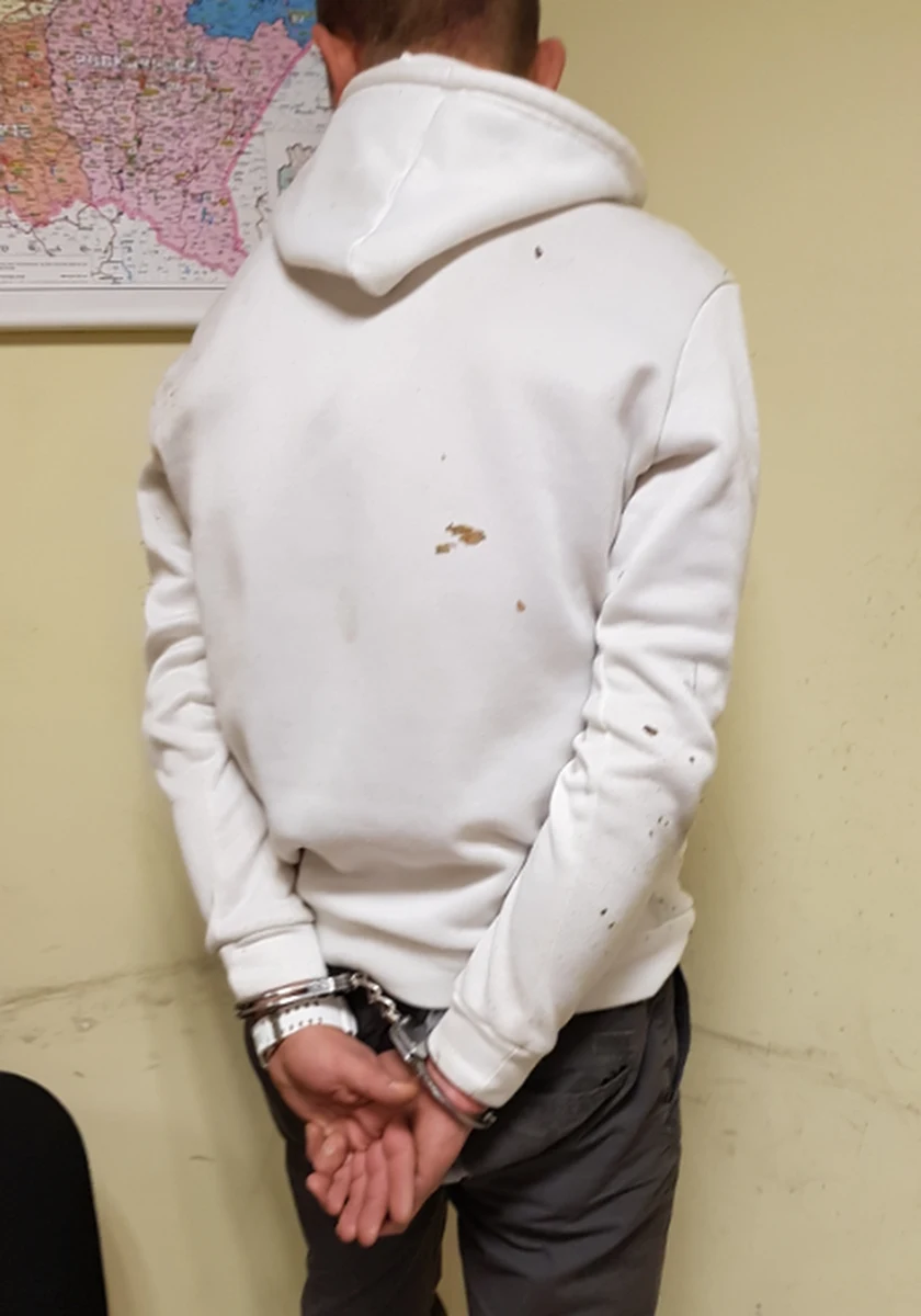 Jeszcze dziś ma zostać przesłuchany 35-latek, który wczoraj w okolicach Zakopanego urządził sobie samochodowy rajd po drogach. Pędził z prędkością 140 kilometrów na godzinę. Policja, aby go zatrzymać, musiała postawić kilka blokad. Padły też strzały ostrzegawcze. 