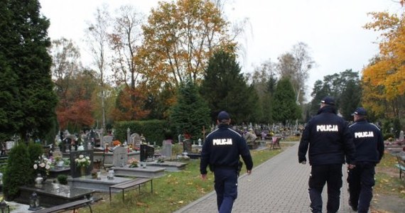 Dwie niecodzienne interwencje przeprowadzili policjanci z drogówki w Pułtusku na Mazowszu w czasie piątkowej akcji "Znicz". Mundurowi eskortowali do szpitala pasażerów dwóch samochodów, którzy potrzebowali natychmiastowej pomocy lekarskiej. Pierwszą osobą był 16-latek z atakiem padaczki, drugą zaś 30-letnia kobieta z problemami krążenia.