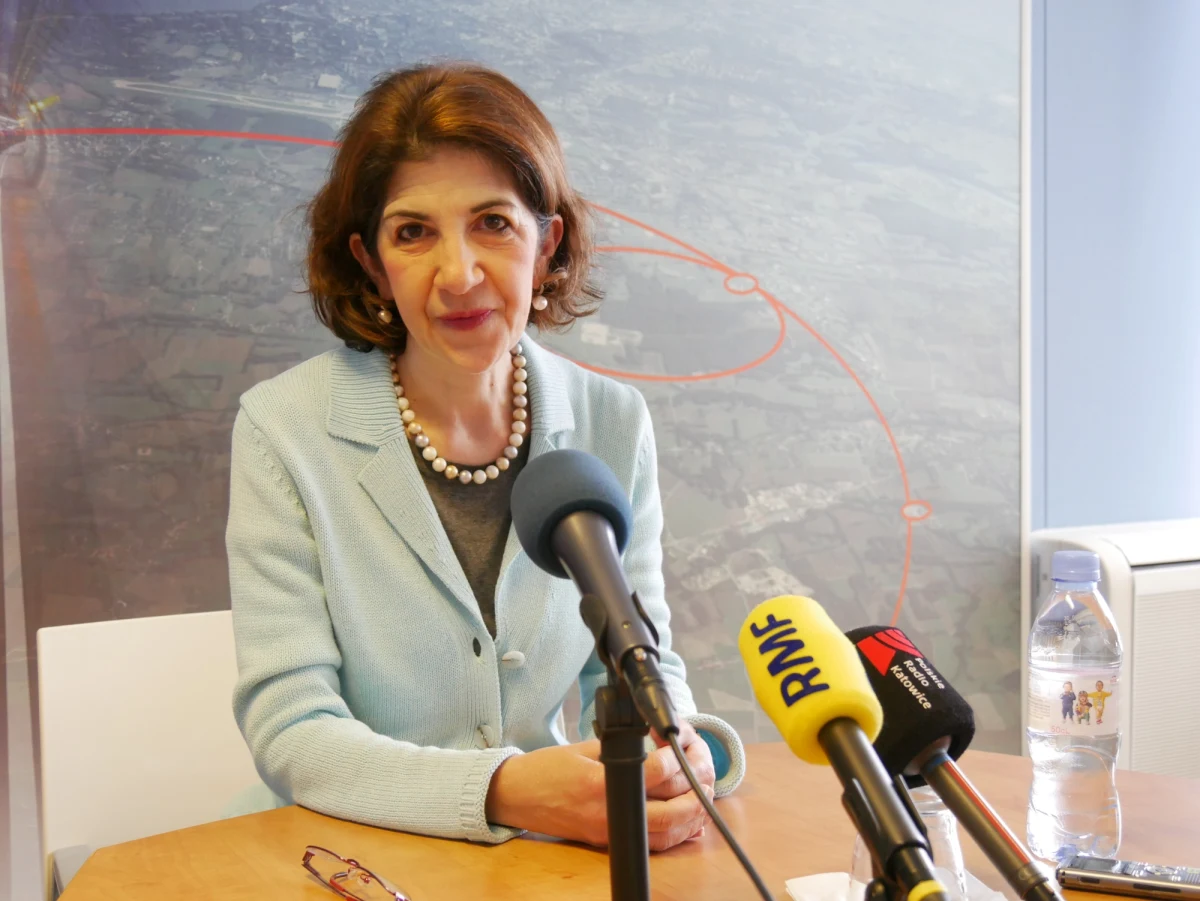 "Nasze cele są zawsze bardzo ambitne, bo staramy się dotrzeć poza to, co już wiemy. To wymaga technologii, które jeszcze nie są dostępne. Właśnie w ten sposób ludzkość dokonuje postępu. CERN potem udostępnia te technologie społeczeństwu już za darmo" - mówi polskim dziennikarzom Fabiola Gianotti, dyrektor generalna CERN - Europejskiej Organizacji Badań Jądrowych. Gianotti jest fizykiem, w 2012 roku to ona jako pierwsza prezentowała wyniki badań, które potwierdziły istnienie poszukiwanej długo cząstki, bozonu Higgsa. W rozmowie z grupą polskich dziennikarzy mówi też o konkurencji Europy ze światem, związkach sztuki z nauką i równych szansach dla kobiet. Wielki Zderzacz Hadronów (LHC) w CERN obchodzi wkrótce 10-tą rocznicę pracy. Po awarii, która nastąpiła krótko po jego uruchomieniu w 2008 roku, w listopadzie 2009 roku włączono go na dobre.