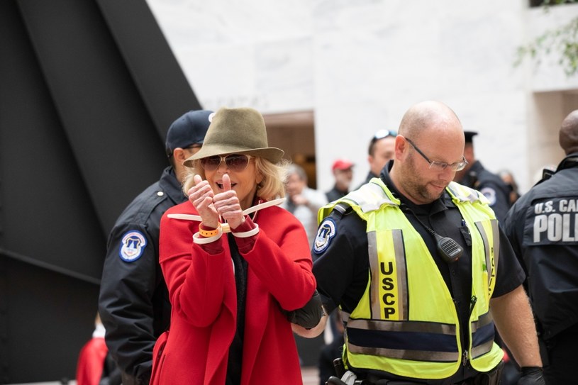 Słynna aktorka Jane Fonda została w piątek, 1 listopada, po raz czwarty w ciągu miesiąca aresztowana w Waszyngtonie za udział w demonstracji przeciwko bierności polityków w obliczu niebezpieczeństw związanych ze zmianami klimatu. Tym razem grozi jej kilka dni więzienia.