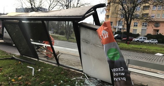 Wrocławska policja zatrzymała 37-letniego mężczyznę podejrzewanego o spowodowanie wypadku przy ul. Zaporoskiej. Kierowca staranował przystanek autobusowy i uderzył w matkę z dwójką dzieci. 