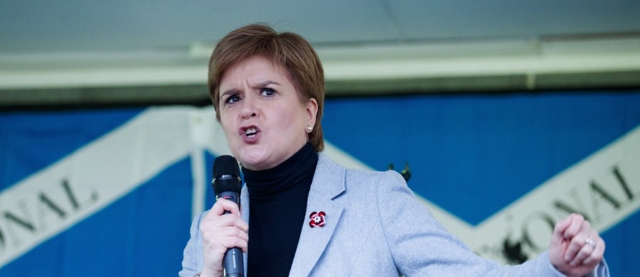 Szefowa szkockiego rządu Nicola Sturgeon, przemawiając w sobotę w Glasgow na wielkim wiecu zwolenników niepodległości apelowała, by "oddać przyszłość Szkocji w ręce Szkocji". Zapowiedziała, że złoży wniosek o nowe referendum w tej sprawie. 