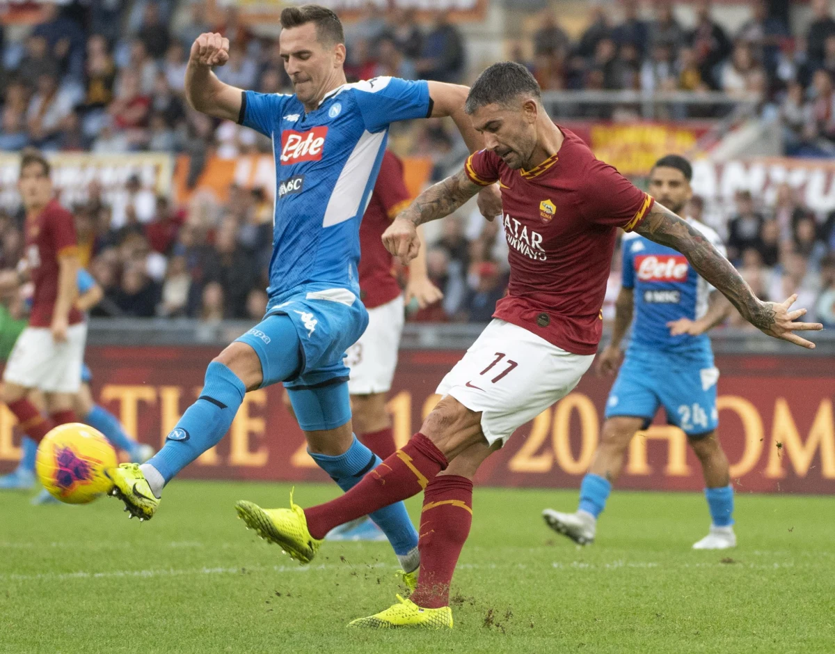 Arkadiusz Milik zdobył piątą bramkę w ligowym sezonie dla Napoli, które przegrało na wyjeździe z Romą 1:2 w 11. kolejce włoskiej ekstraklasy. Polski piłkarz trafił w czwartym ligowym meczu z rzędu. Łącznie ma na koncie 32 gole w Serie A i tym samym wyprzedził Zbigniewa Bońka.