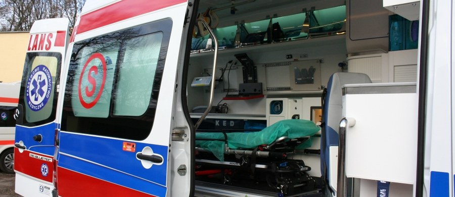 Dwie osoby trafiły do szpitala po sobotnim wypadku w Kielcach. Kierowca osobówki wjechał tam w przystanek autobusowy. 