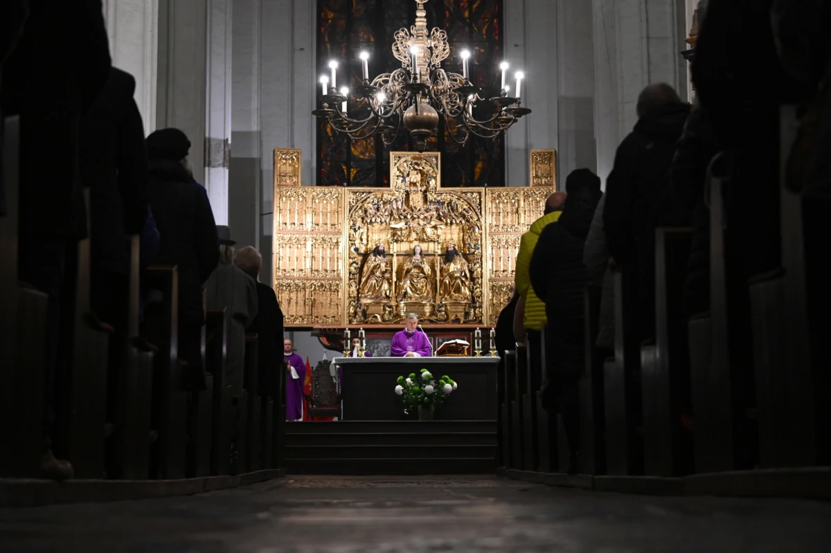 W gdańskiej bazylice mariackiej odbyła się w sobotę msza święta w intencji zamordowanego w styczniu prezydenta tego miasta – Pawła Adamowicza. W obchodzony tego dnia Dzień Zaduszny przypada też rocznica urodzin samorządowca.