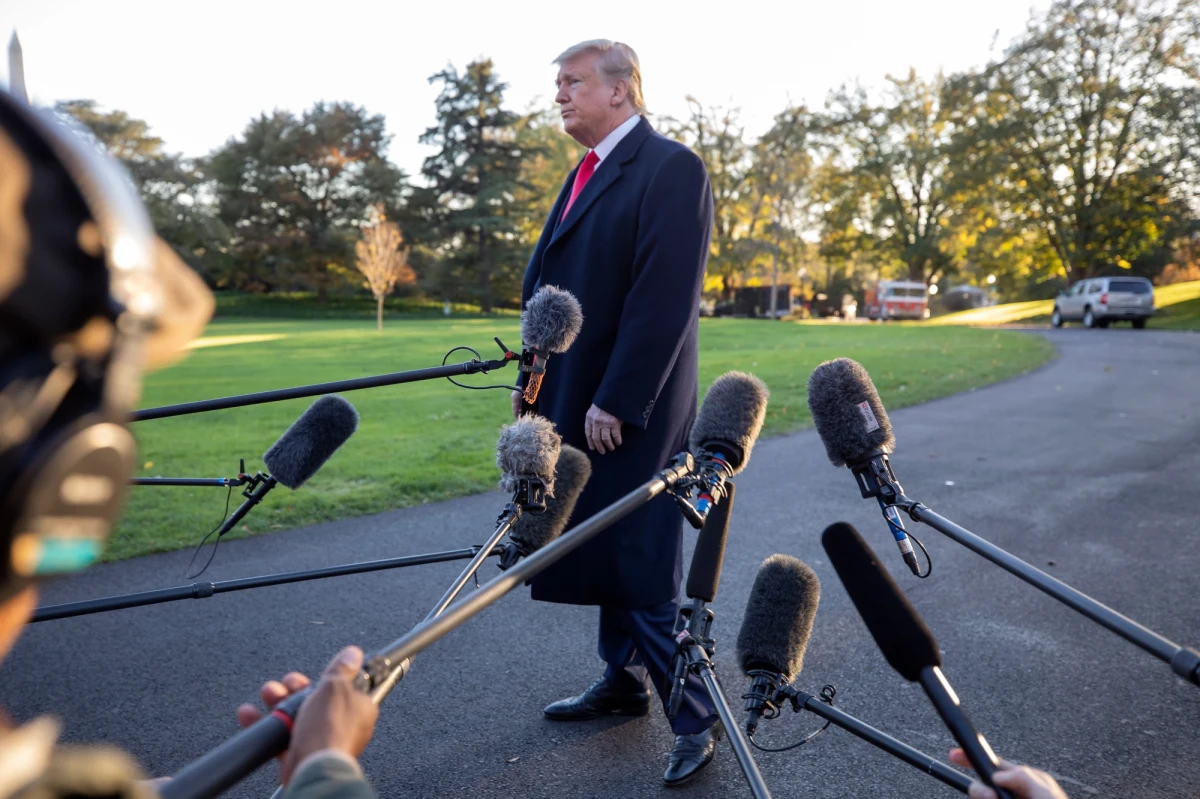 Donald Trump był rozczarowany tym, że portal Wikileaks z opóźnieniem publikował maile wykradzione z serwera Demokratów, a szef jego kampanii lansował spiskową teorię, że ataku hackerskiego dokonała Ukraina - wynika z dokumentów opublikowanych ze śledztwa prokuratora specjalnego Roberta Muellera w sprawie  Russiagate. 