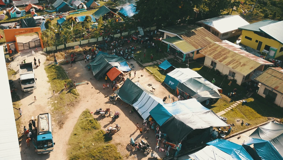 Dwa trzęsienia ziemi, które przed kilkoma dniami nawiedziły wyspę Mindanao w południowych Filipinach, kosztowało życie 21 osób - wynika z opublikowanego w niedzielę raportu. Wielu uratowanym brakuje żywności i jedzenia.