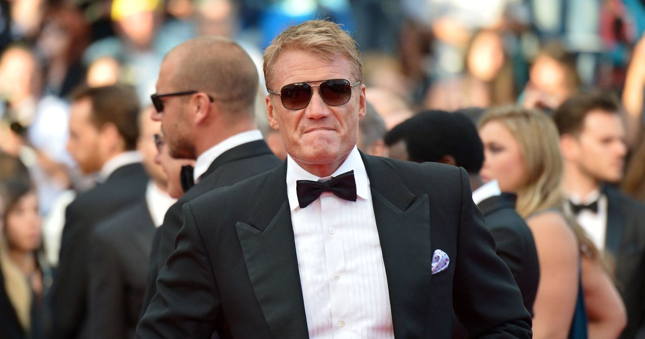 Niemal dwumetrowy Szwed, Dolph Lundgren, jest ikoną kina akcji przełomu lat 80. i 90. Nie wszyscy wiedzą, że poza sukcesami filmowymi i sportowymi, jest też świetnie wykształcony, a wielkość jego mięśni jest wprost proporcjonalna do wielkości IQ. 3 listopada obchodzi 62. urodziny.
