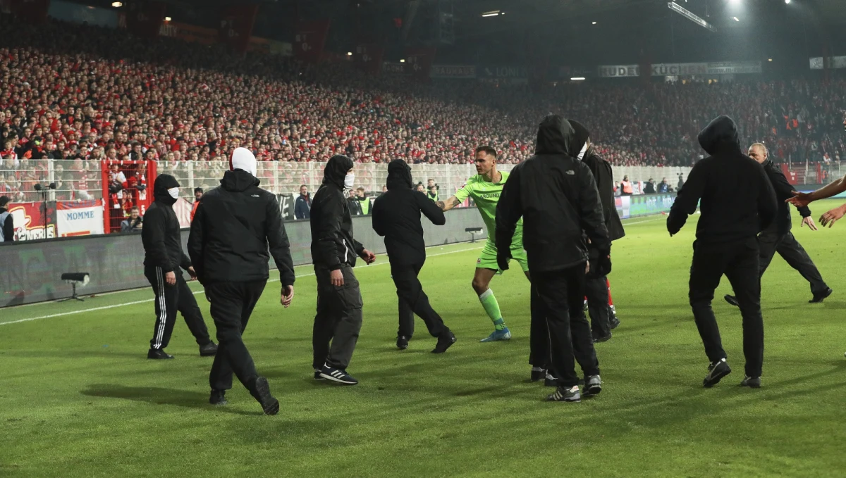 Po derbach Berlina pomiędzy Unionem i Herthą doszło do skandalu - pseudokibice sforsowali ogrodzenie i wtargnęli na murawę. Niemiecka prasa zachwyca się reakcją bramkarza Rafała Gikiewicza, który ruszył odważnie do grupki zamaskowanych osób, dając jasno do zrozumienia, że mają zejść z boiska. 